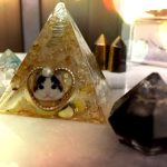 ルチールクウォーツの輝きのオルゴナイトピラミッド猫付き