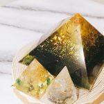 オルゴナイトピラミッドに　第7チャクラ　ルチルクウォーツの輝き。