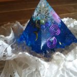 水晶のさざれ石とともに置いたオルゴナイト